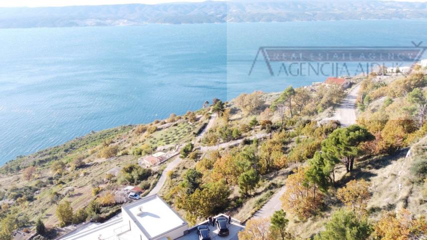 Omiš Stanići 3800 m2 građevinsko zemljište top loakcija
