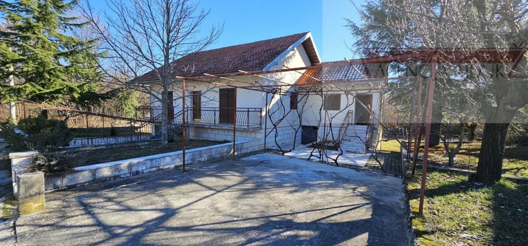 Imotski Drum odlična obiteljska kuća 290 m2 + okućnica - novo u ponudi