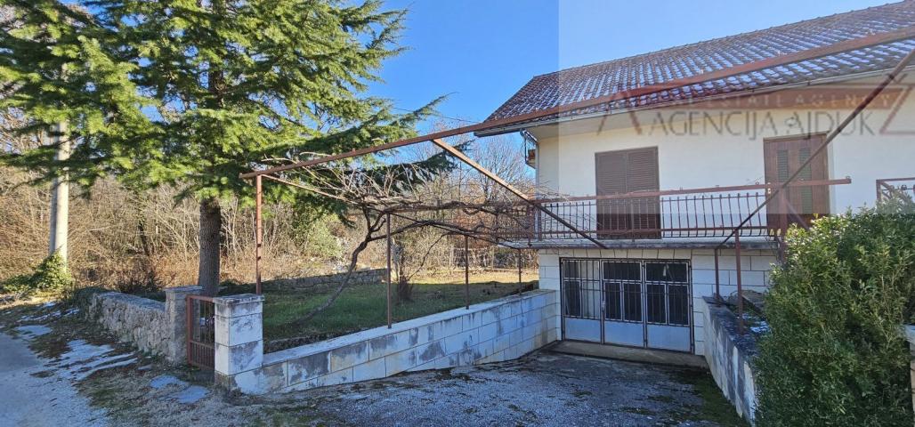 Imotski Drum odlična obiteljska kuća 290 m2 + okućnica - novo u ponudi