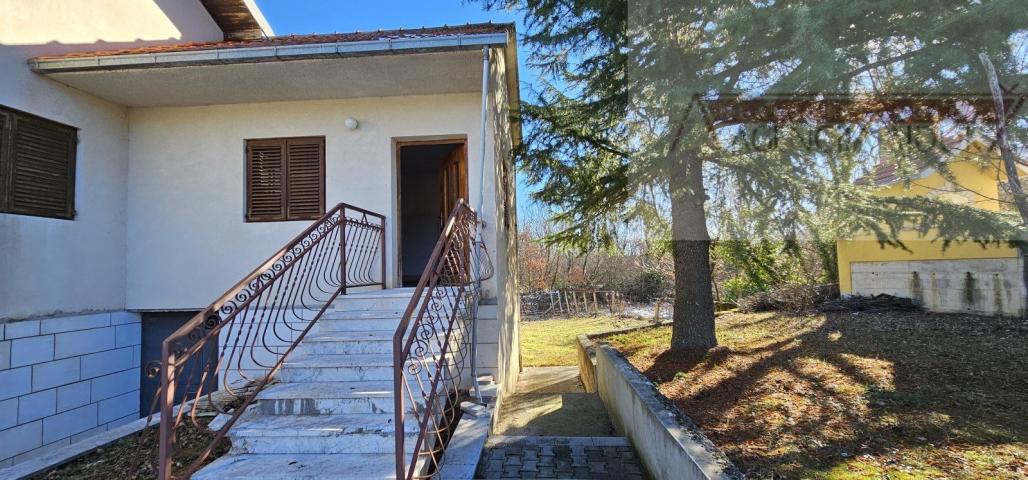 Imotski Drum odlična obiteljska kuća 290 m2 + okućnica - novo u ponudi