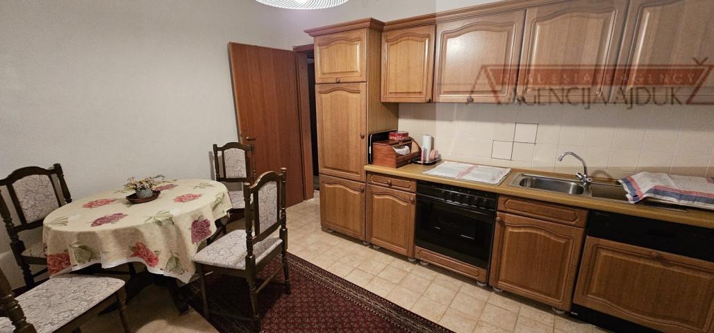 Imotski Drum odlična obiteljska kuća 290 m2 + okućnica - novo u ponudi