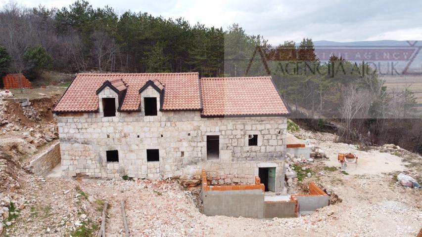 Imotski kuća za odmor u izgradnji 300 m2 - parcela 4300 m2 - intima
