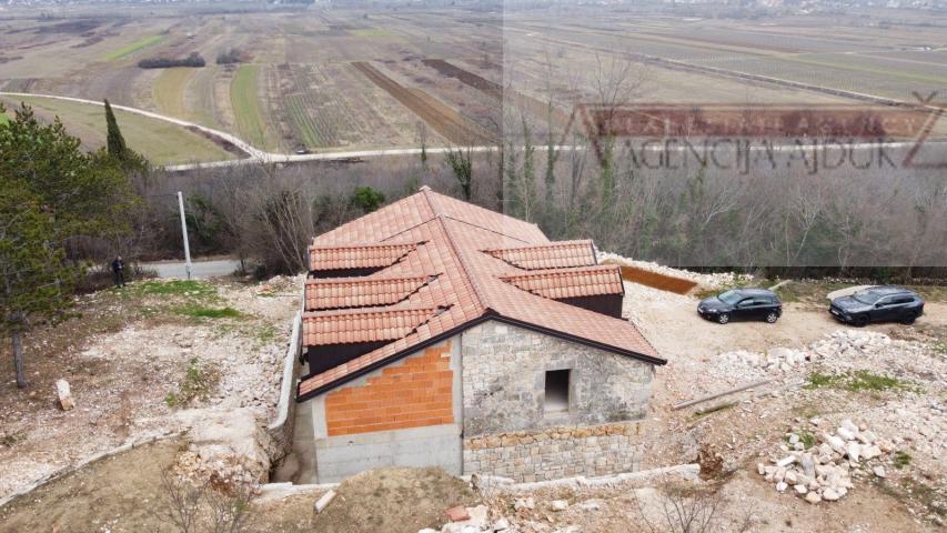 Imotski kuća za odmor u izgradnji 300 m2 - parcela 4300 m2 - intima