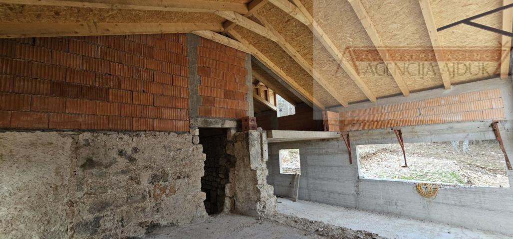 Imotski kuća za odmor u izgradnji 300 m2 - parcela 4300 m2 - intima