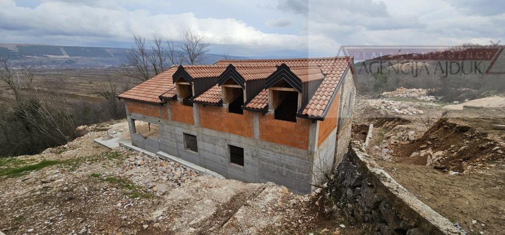 Imotski kuća za odmor u izgradnji 300 m2 - parcela 4300 m2 - intima