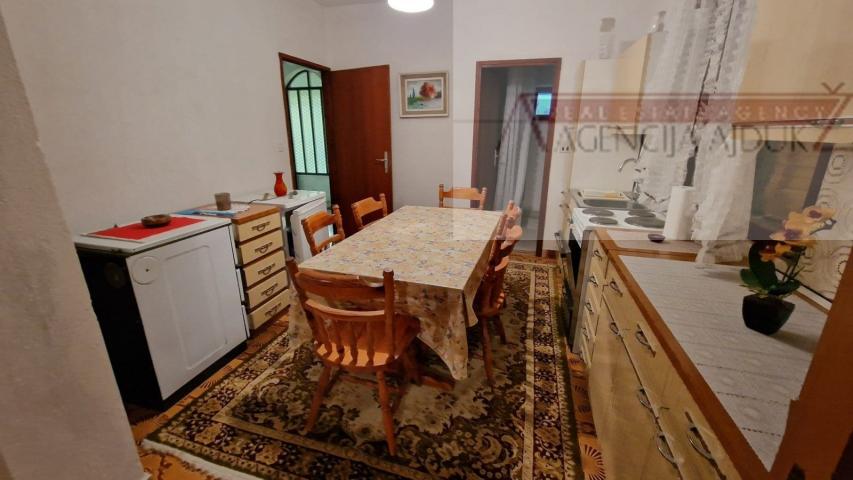 Imotski samostojeća kuća 3 etaže 372 m2 + velika okućnica