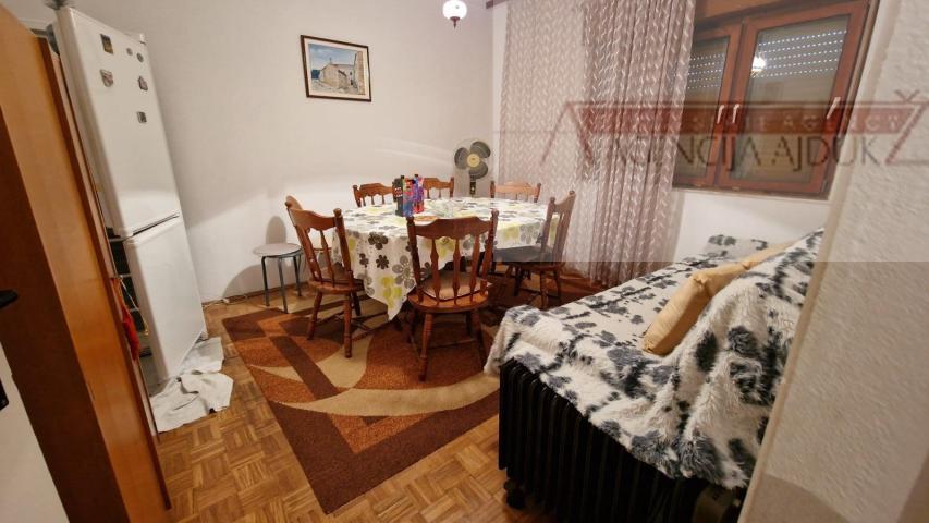 Imotski samostojeća kuća 3 etaže 372 m2 + velika okućnica