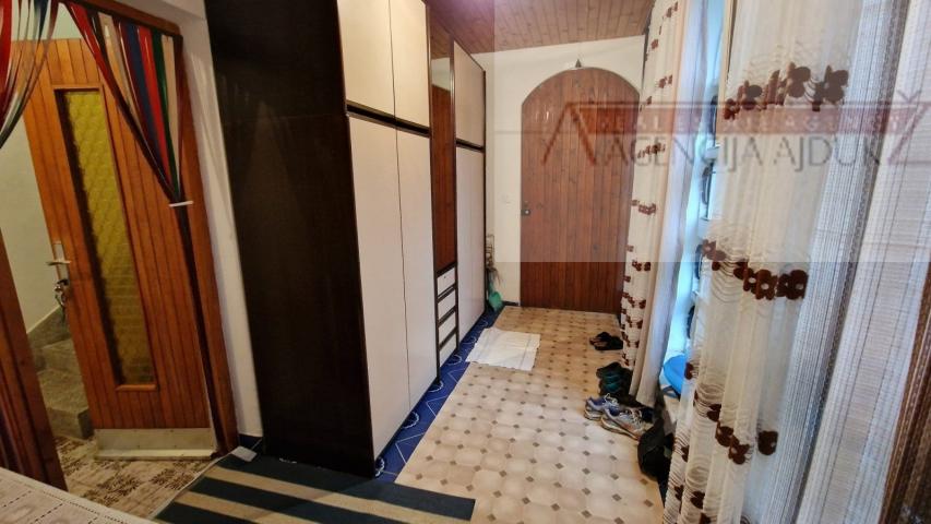 Imotski samostojeća kuća 3 etaže 372 m2 + velika okućnica