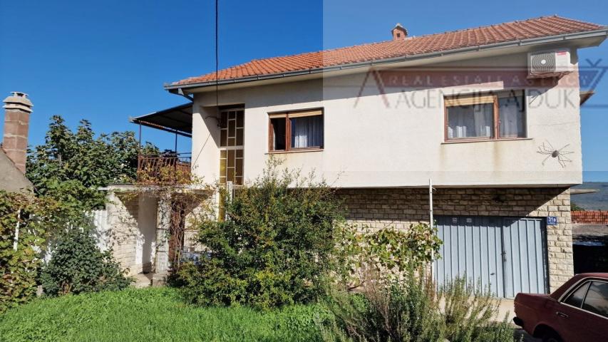 Imotski samostojeća kuća 3 etaže 372 m2 + velika okućnica