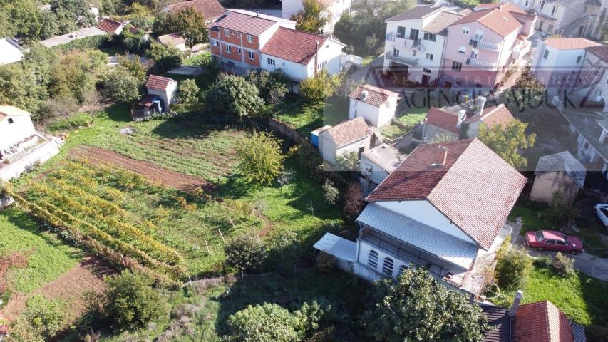Imotski samostojeća kuća 3 etaže 372 m2 + velika okućnica