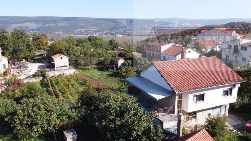 Imotski samostojeća kuća 3 etaže 372 m2 + velika okućnica