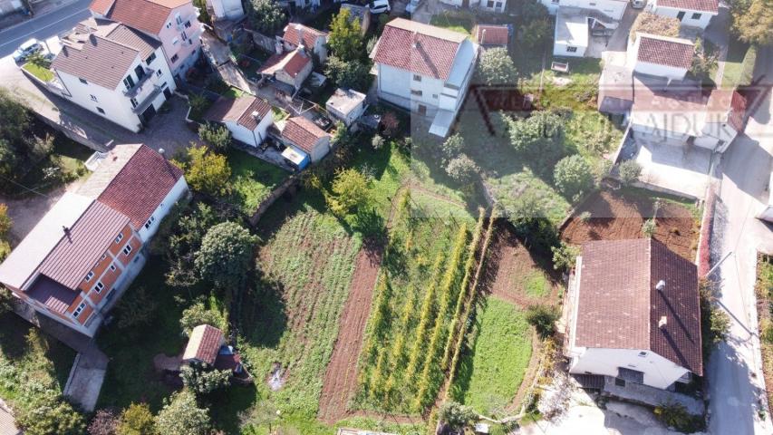 Imotski samostojeća kuća 3 etaže 372 m2 + velika okućnica
