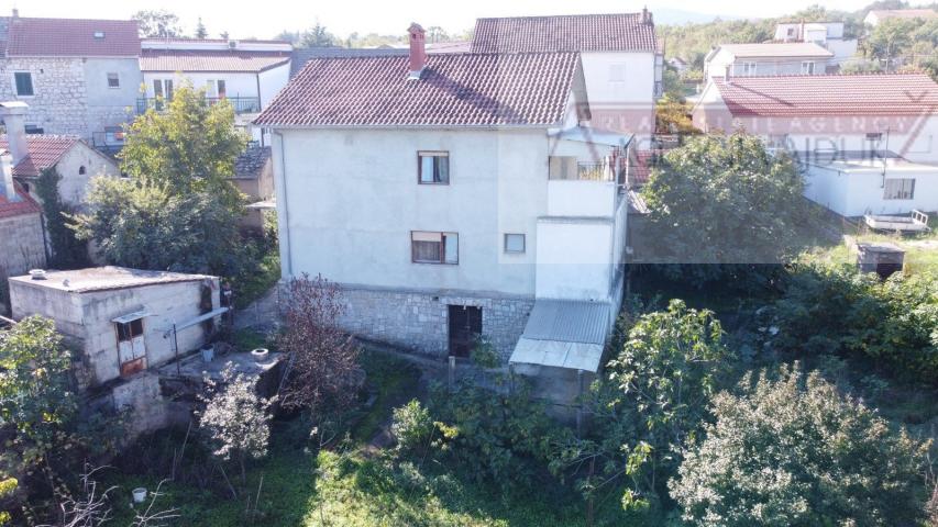 Imotski samostojeća kuća 3 etaže 372 m2 + velika okućnica