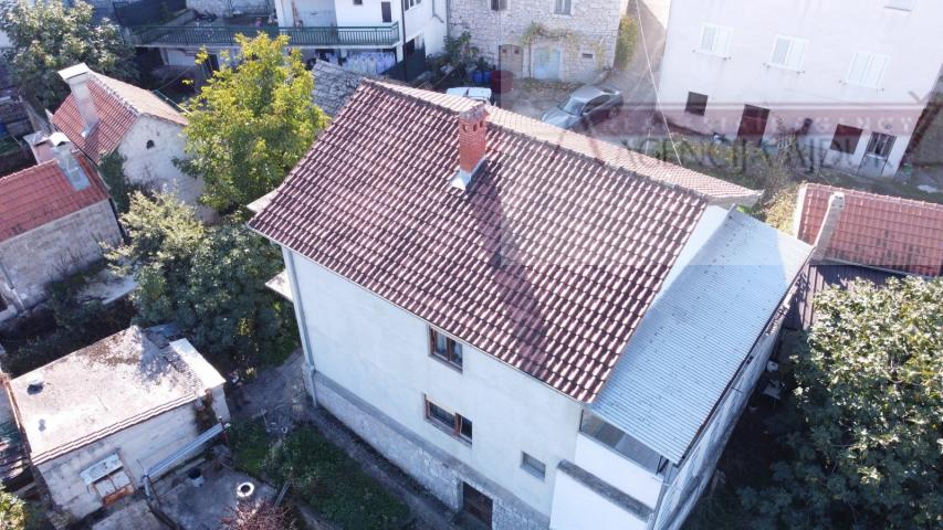 Imotski samostojeća kuća 3 etaže 372 m2 + velika okućnica