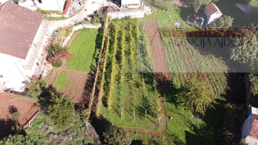 Imotski samostojeća kuća 3 etaže 372 m2 + velika okućnica