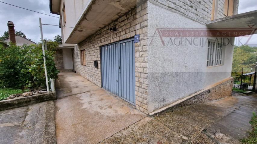 Imotski samostojeća kuća 3 etaže 372 m2 + velika okućnica