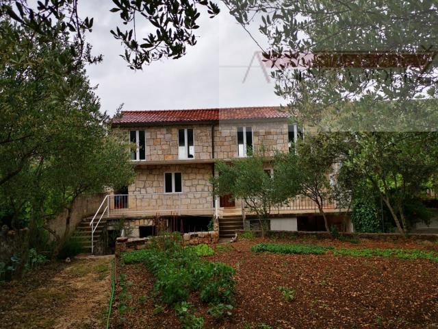 Imotski Runović kamena kuća 250 m2 sa uređenom okućnicom