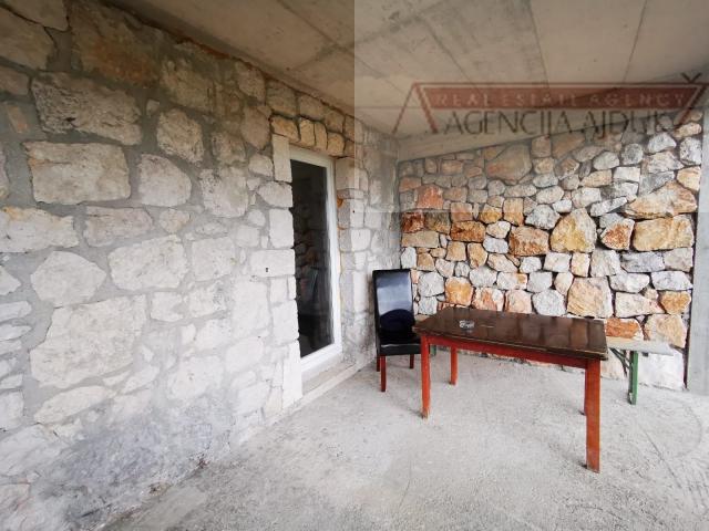 Imotski Runović kamena kuća 250 m2 sa uređenom okućnicom