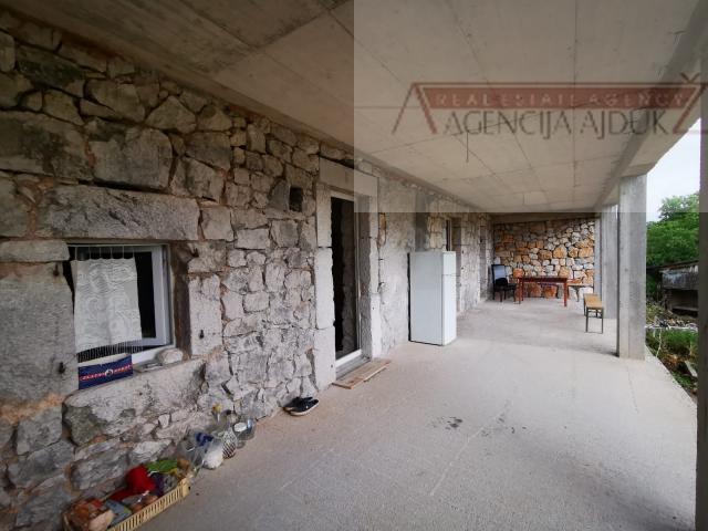 Imotski Runović kamena kuća 250 m2 sa uređenom okućnicom