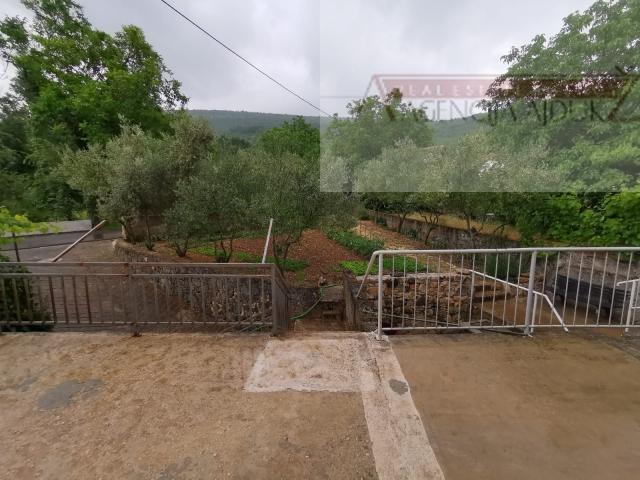 Imotski Runović kamena kuća 250 m2 sa uređenom okućnicom