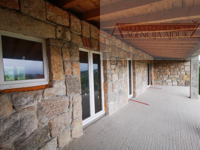Imotski Runović kamena kuća 250 m2 sa uređenom okućnicom