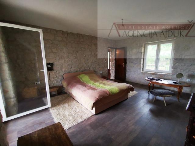 Imotski Runović kamena kuća 250 m2 sa uređenom okućnicom