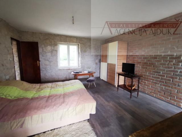 Imotski Runović kamena kuća 250 m2 sa uređenom okućnicom