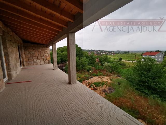 Imotski Runović kamena kuća 250 m2 sa uređenom okućnicom