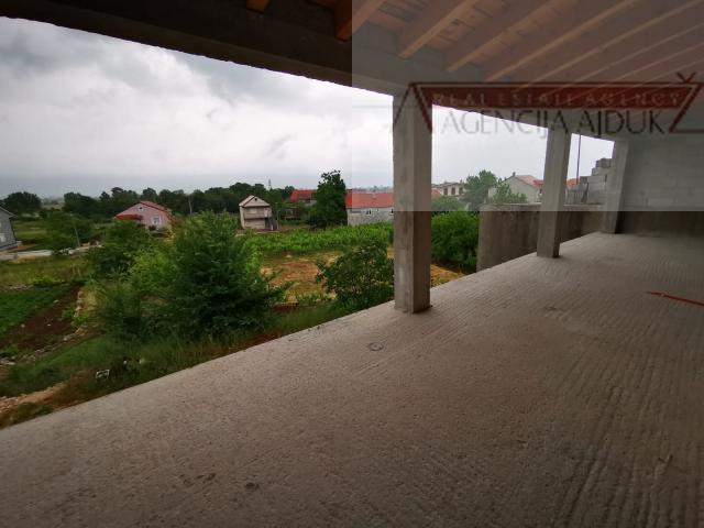 Imotski Runović kamena kuća 250 m2 sa uređenom okućnicom