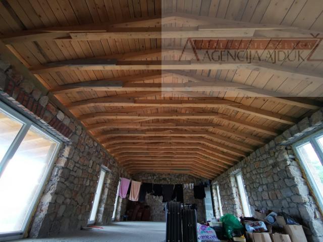 Imotski Runović kamena kuća 250 m2 sa uređenom okućnicom