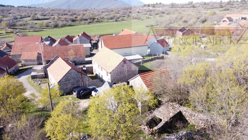 Imotski - Mrnjavci kamene kuća 190m2 + okućnica