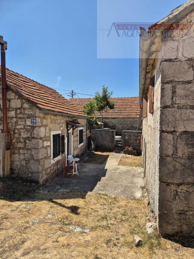 Imotski - Mrnjavci kamene kuća 190m2 + okućnica