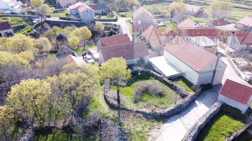 Imotski - Mrnjavci kamene kuća 190m2 + okućnica