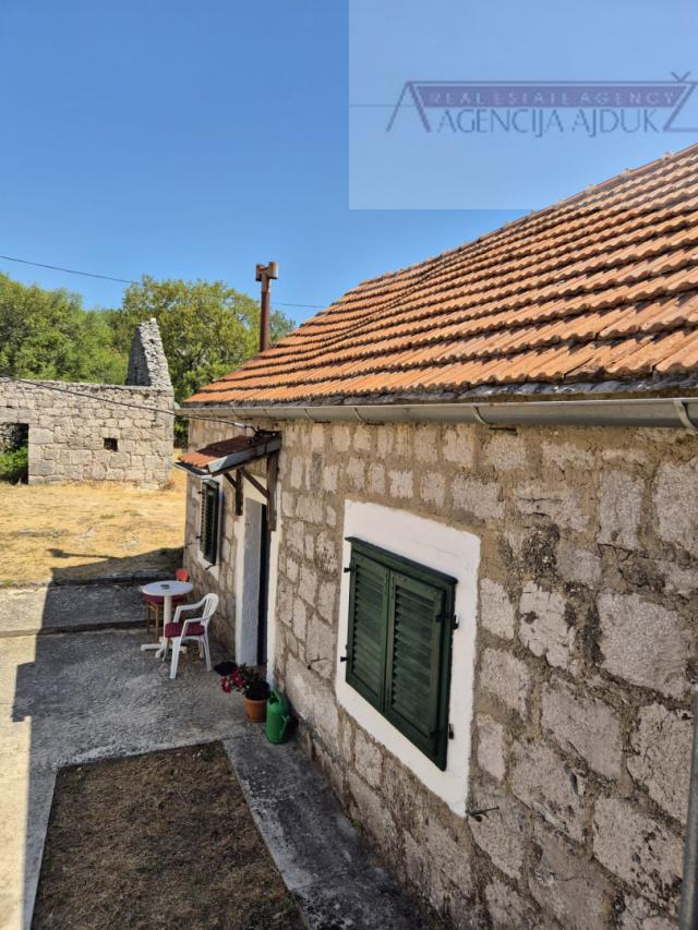 Imotski - Mrnjavci kamene kuća 190m2 + okućnica