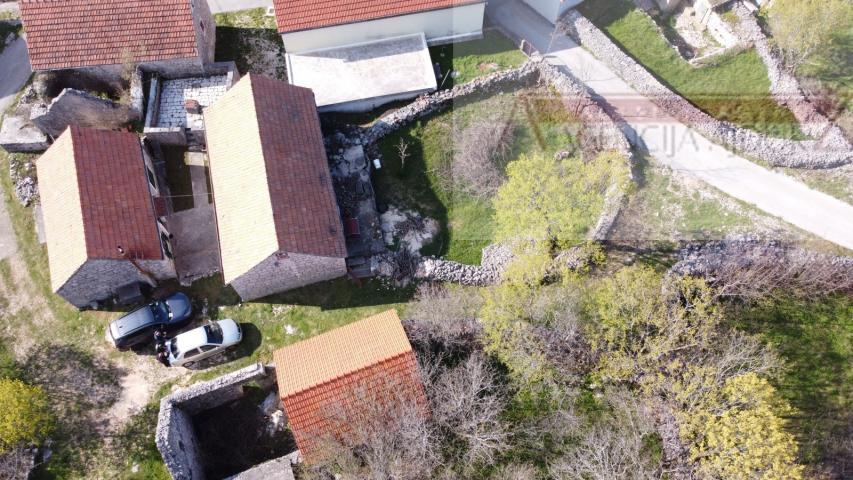 Imotski - Mrnjavci kamene kuća 190m2 + okućnica