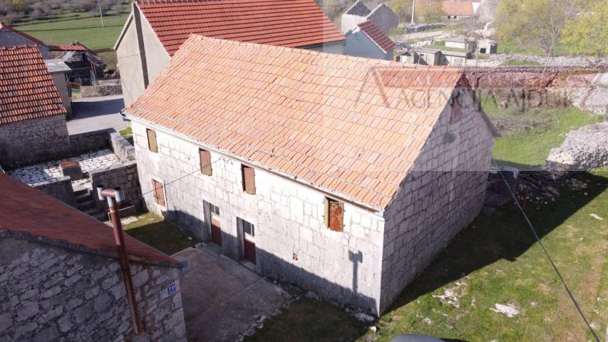 Imotski - Mrnjavci kamene kuća 190m2 + okućnica