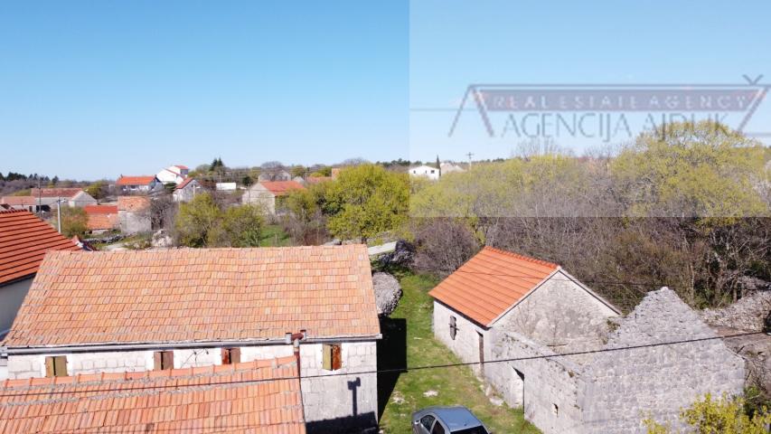 Imotski - Mrnjavci kamene kuća 190m2 + okućnica