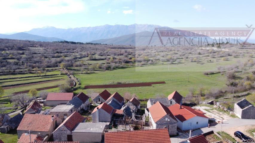 Imotski - Mrnjavci kamene kuća 190m2 + okućnica