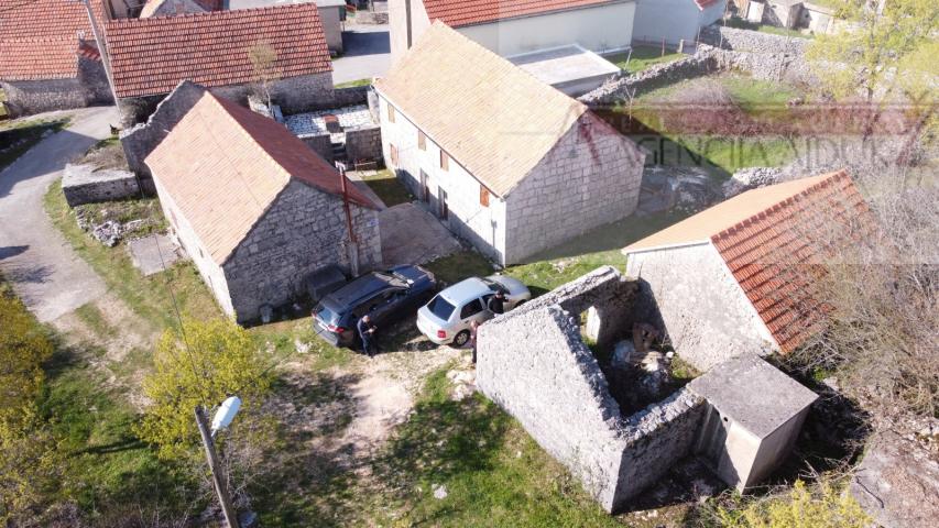 Imotski - Mrnjavci kamena kuća 68 m2 + okućnica