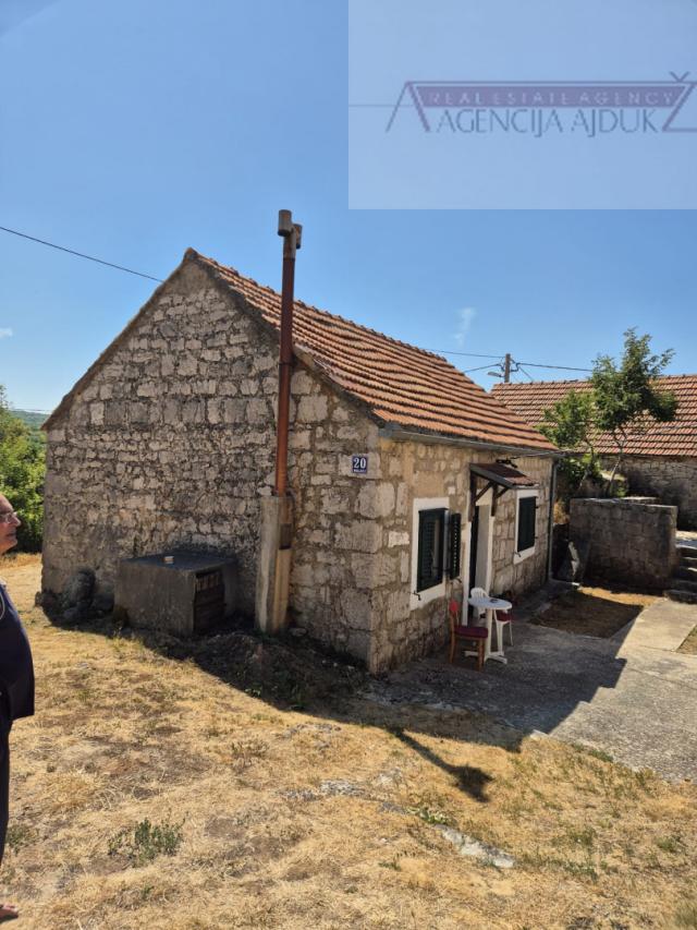 Imotski - Mrnjavci 4 kamene kuća 256m2 + okućnica - intima