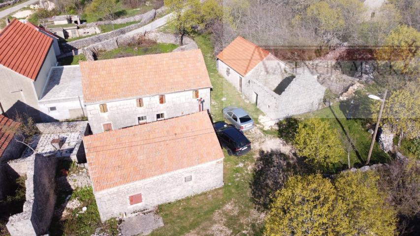 Imotski - Mrnjavci 4 kamene kuća 256m2 + okućnica - intima