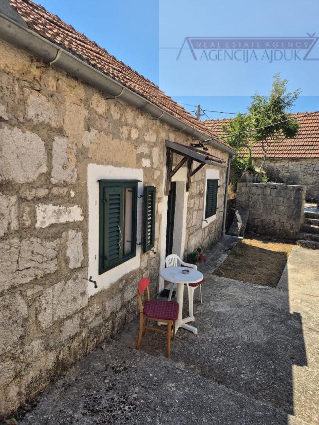 Imotski - Mrnjavci 4 kamene kuća 256m2 + okućnica - intima