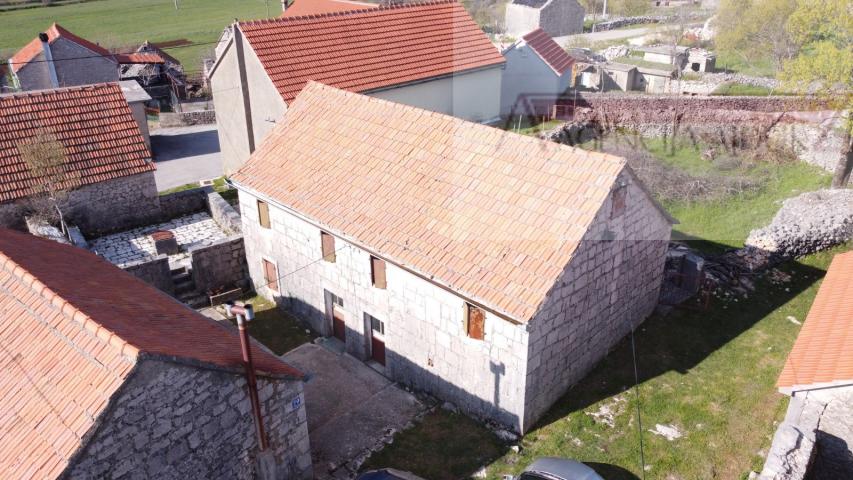 Imotski - Mrnjavci 4 kamene kuća 256m2 + okućnica - intima