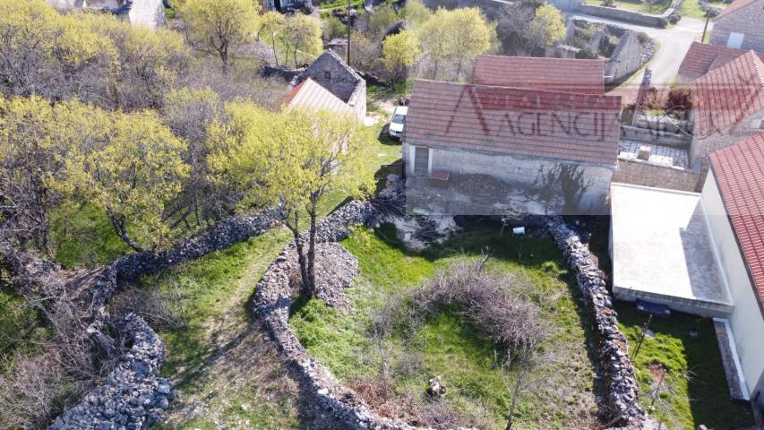 Imotski - Mrnjavci 4 kamene kuća 256m2 + okućnica - intima