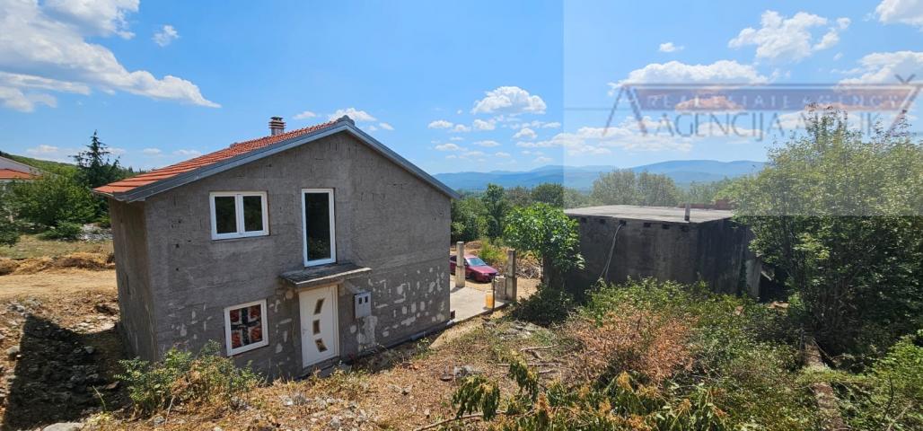 Imotski samostojeća kuća 140 m2 na parceli od 1196 m2 - novo u ponudi
