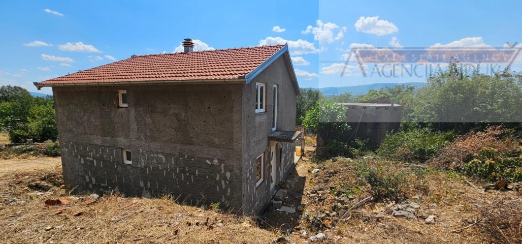 Imotski samostojeća kuća 140 m2 na parceli od 1196 m2 - novo u ponudi
