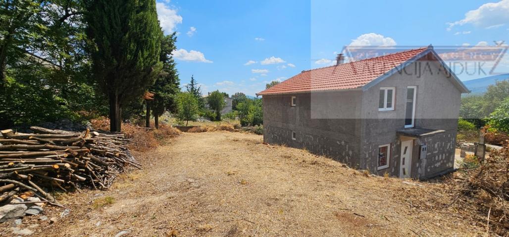 Imotski samostojeća kuća 140 m2 na parceli od 1196 m2 - novo u ponudi