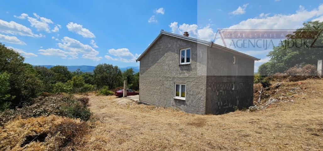 Imotski samostojeća kuća 140 m2 na parceli od 1196 m2 - novo u ponudi
