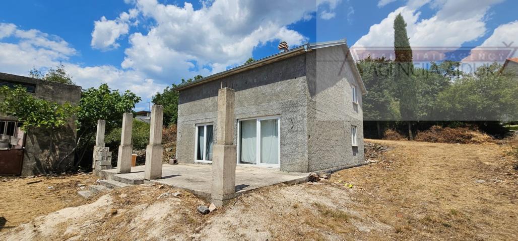 Imotski samostojeća kuća 140 m2 na parceli od 1196 m2 - novo u ponudi