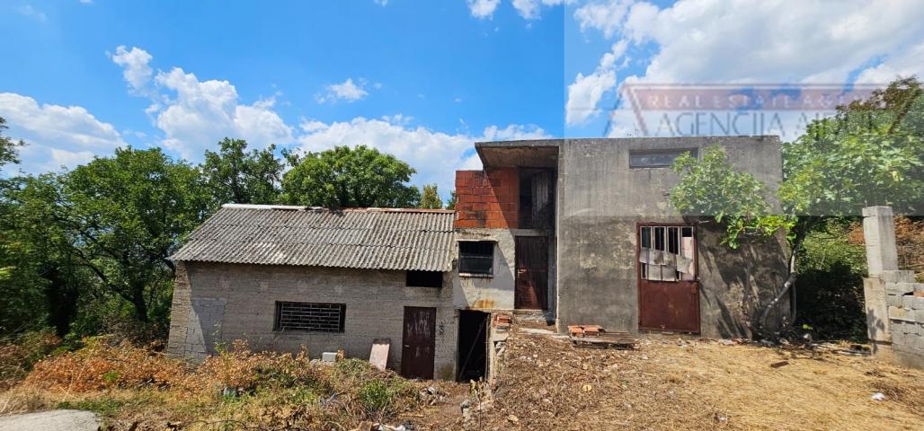 Imotski samostojeća kuća 140 m2 na parceli od 1196 m2 - novo u ponudi
